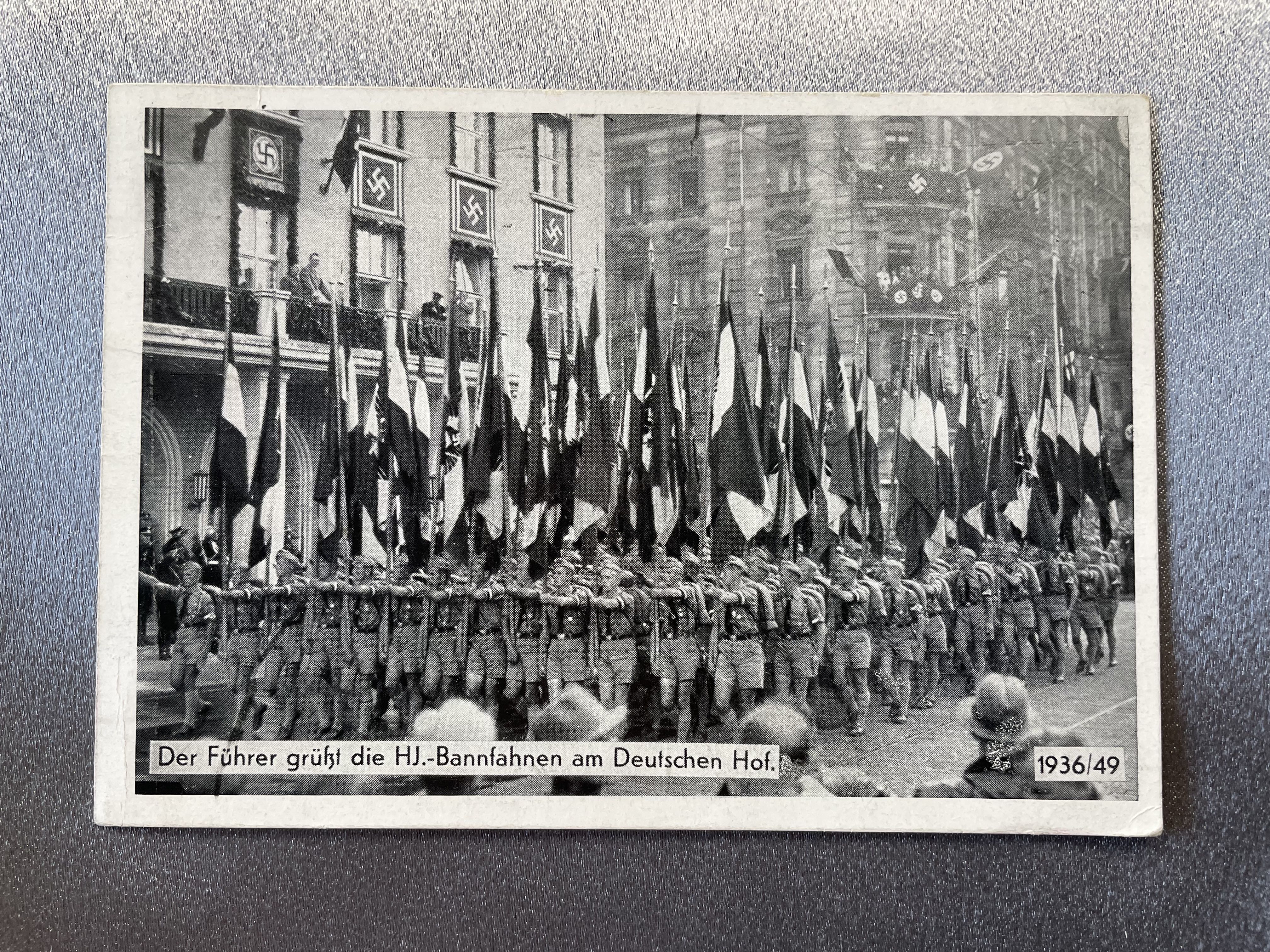 Der Führer grüsst die HJ-Bannfahnen am Deutschen Hof Postcard #15082 